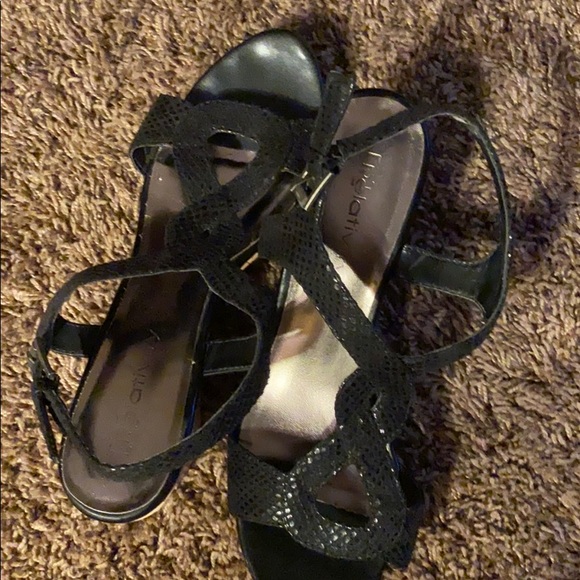 Size 91/2 Relativity cork wedge sandals - Picture 6 of 6